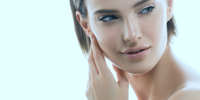 Frau mit seidener glatter Haut schaut zur Seite