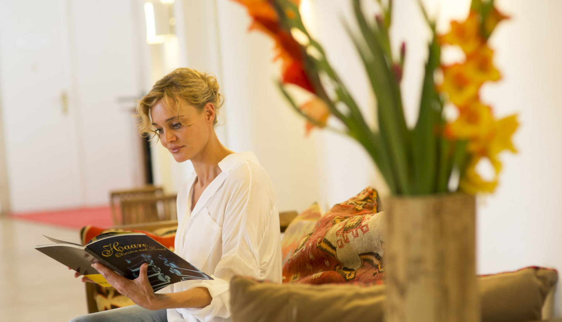 Patientin im Wartezimmer liest Zeitschrift